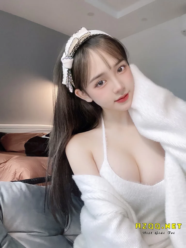 Trần Huyền Châu lộ clip sexy vòng 1 trắng mịn