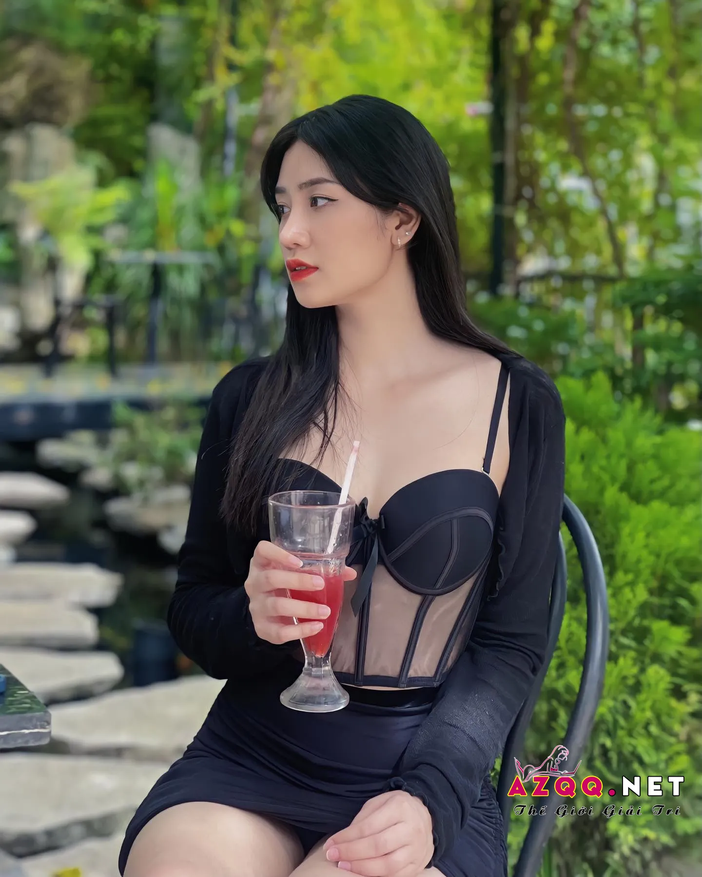 Đỗ Thúy Quỳnh mặc váy đen trong xuốt lộ thân hình nóng bỏng