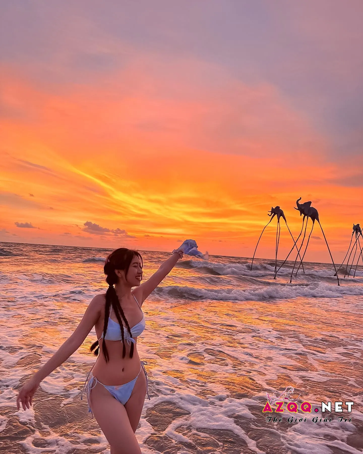 Ảnh Hạ Nhiên mặc bikini màu trắng lộ hàng tại biển