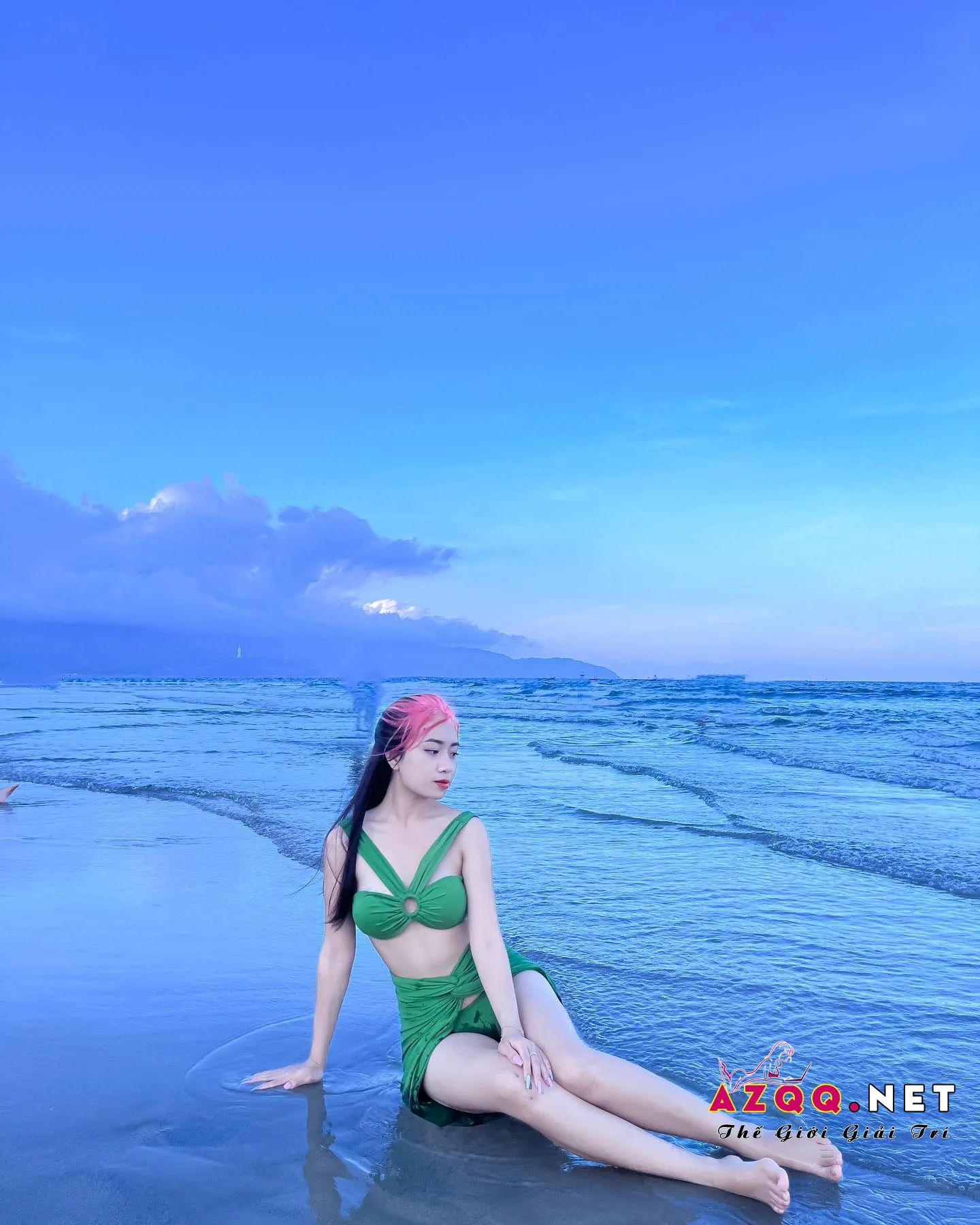 Diễn viên Hạ Nhiên sở hữu nhan sắc vô cùng xinh đẹp mặc bikini lộ hàng 