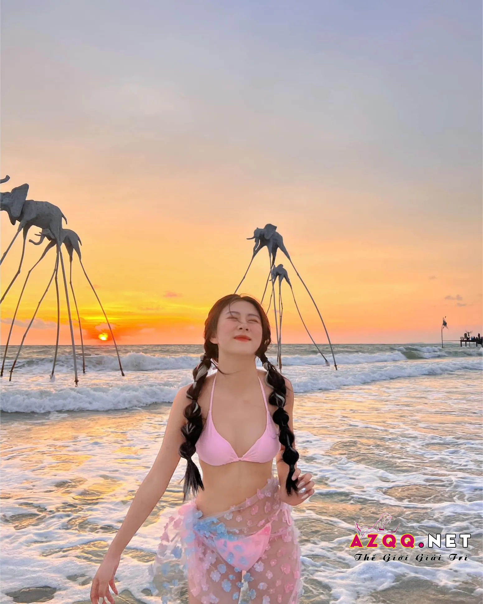 Ảnh Thảo Vân Gãy TV với bikini màu hồng cute