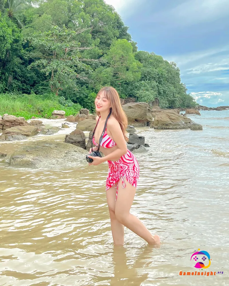 Thùy Anh Gãy TV mặc bikini