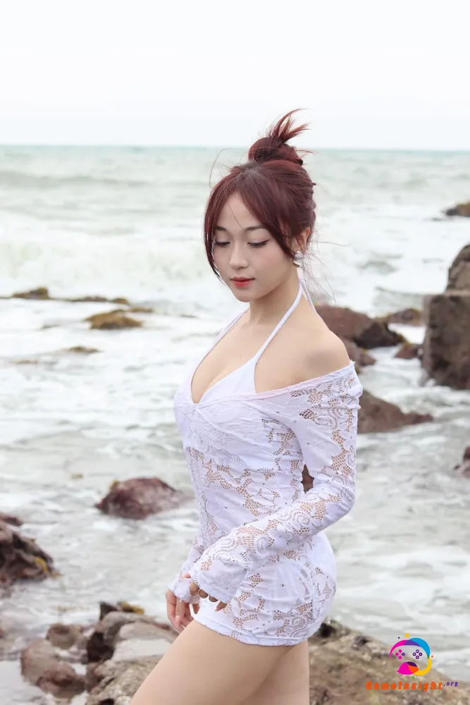 Thùy Anh Gãy TV mặc bikini